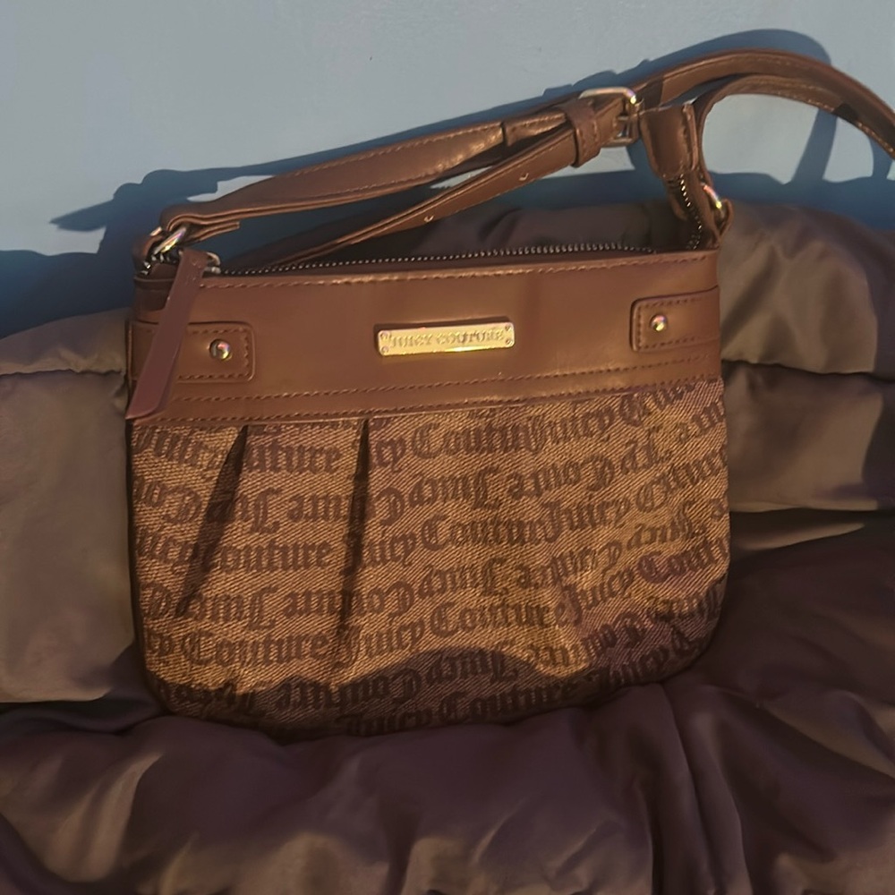 Hello I’m selling an juicy Couture purse!! In very good shape wore it 2 times!